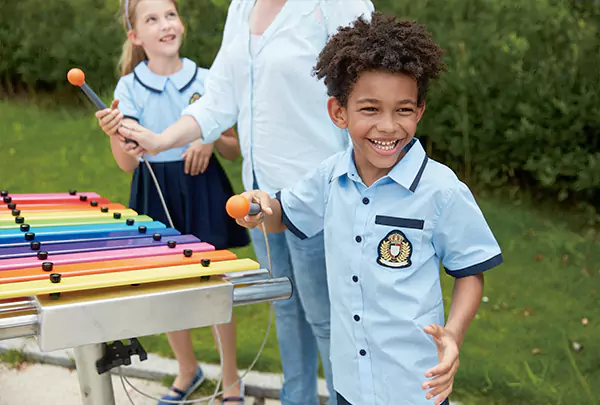 Was ist ein Vergnügungsinstrument für Kinder im Freien im Freien?
